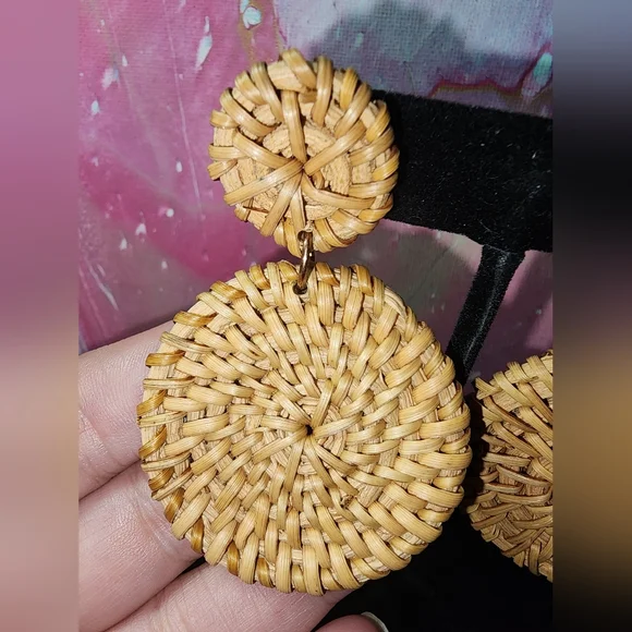 ❄️ 3/$10 WEAVE STRAW DOUBLE DISC BOHO RATTAN DANGLE EARRINGS - Picture 4 of 4